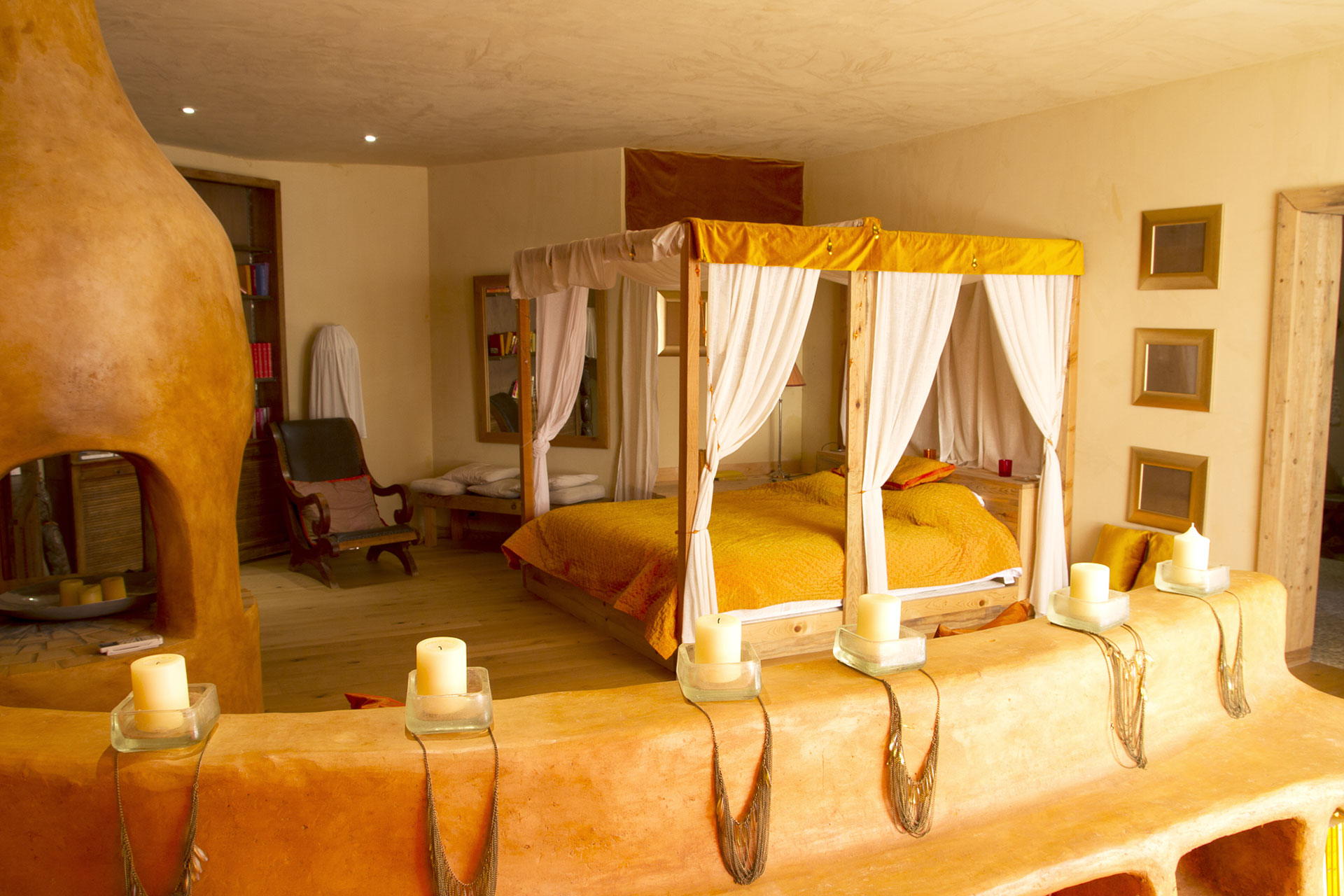 Chambre avec cheminée et bougies pour un séjour romantique en provence