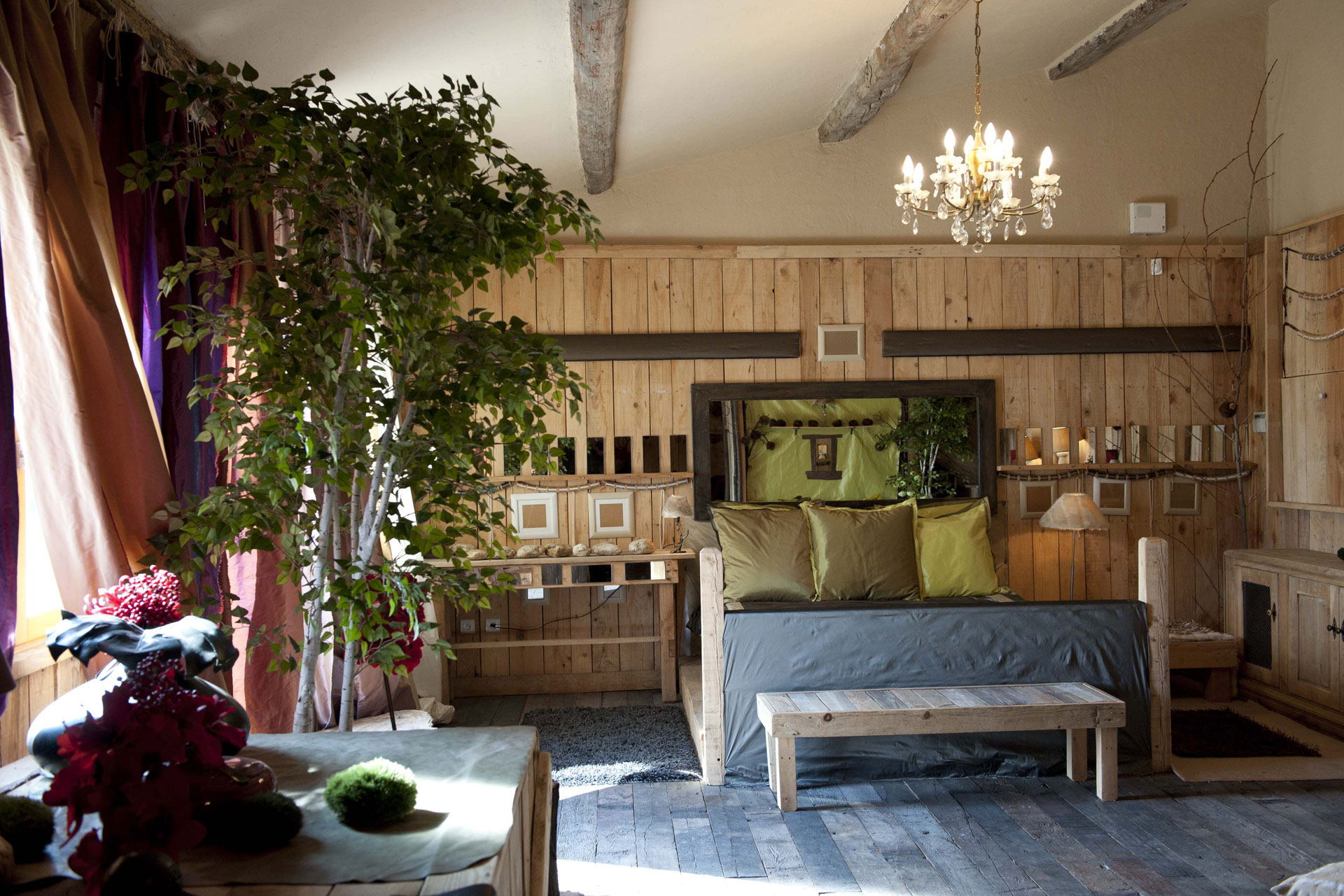 chambre en bois atmosphère naturelle pour un séjour calme