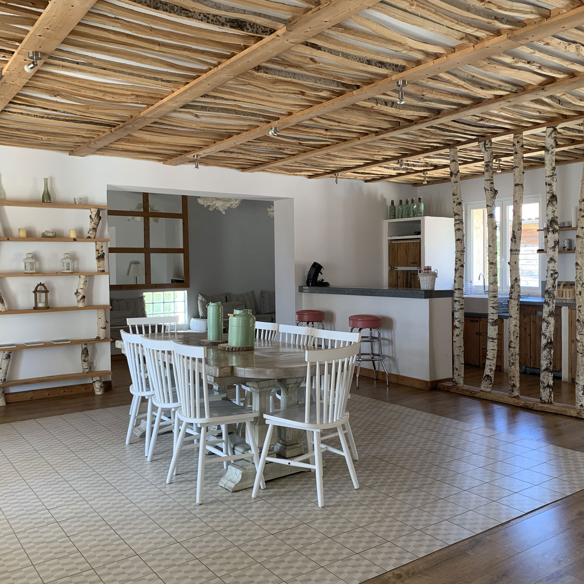 salon maison de vacances avec coin cuisine pour un séjour au pied des Cévennes