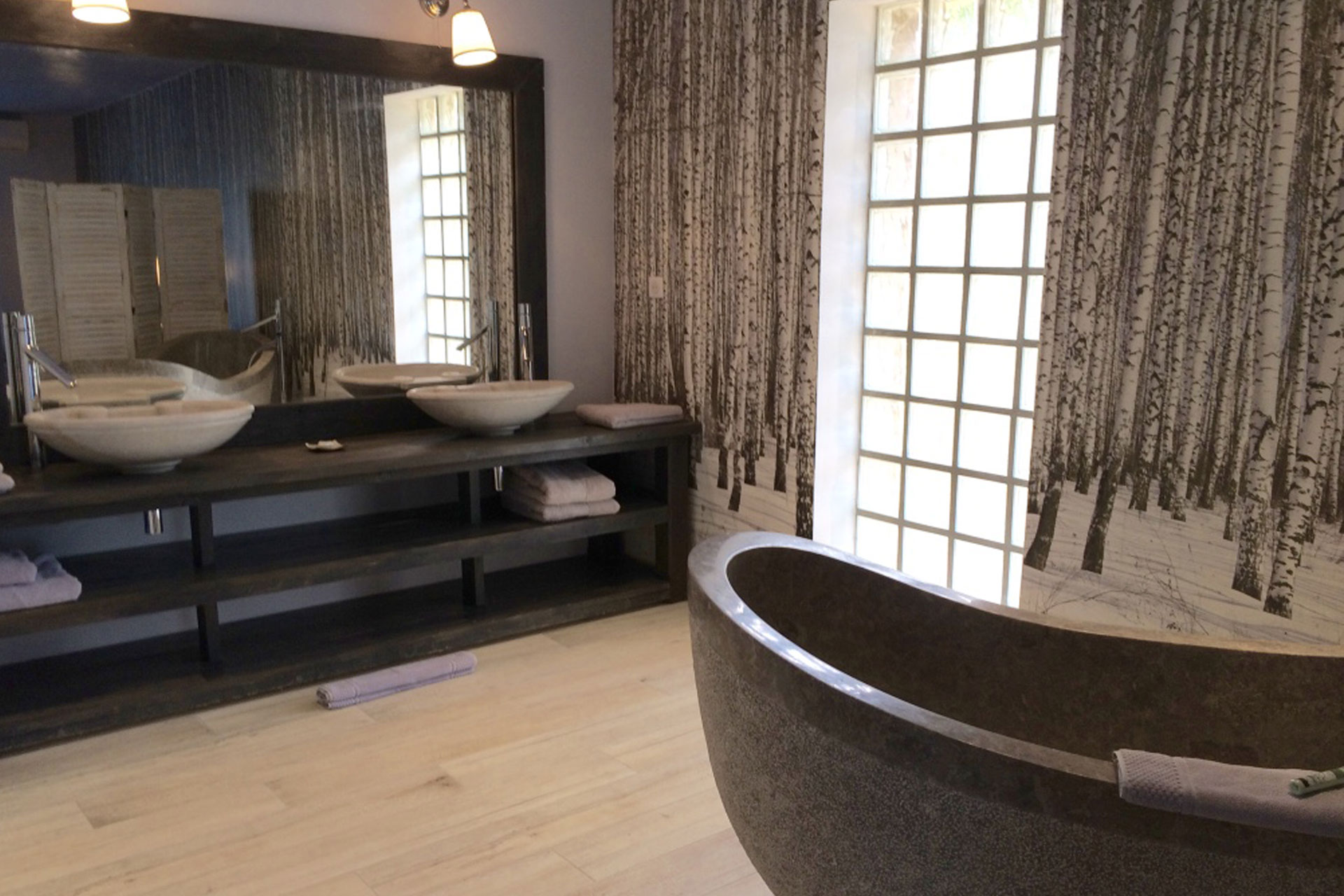 Salle de bain double vasque avec baignoire granite noir pour un repos après le jour d'un événement privé en provence