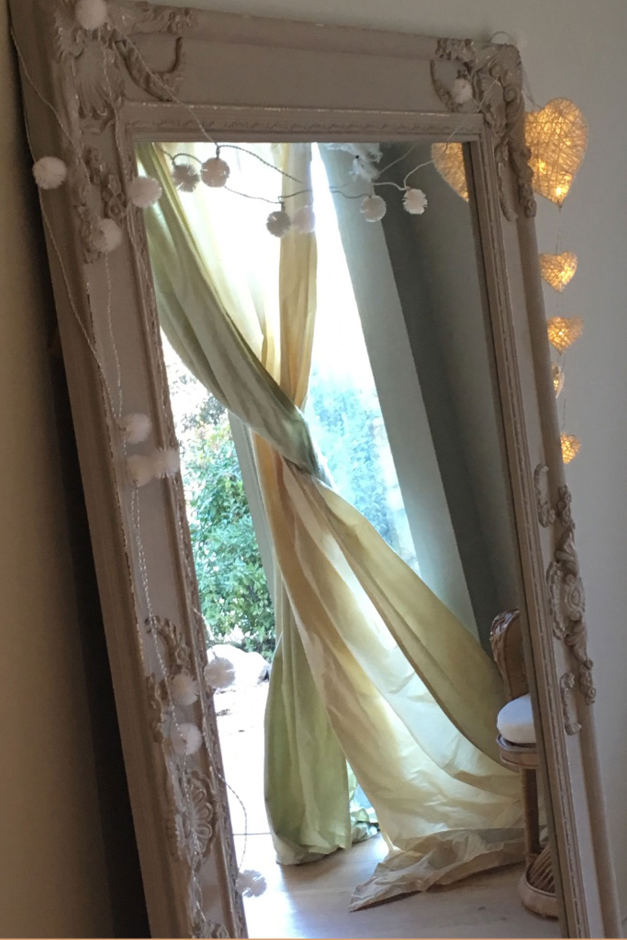 Mirroir avec guirlande dans cette chambre pour des vacances romantiques en provence