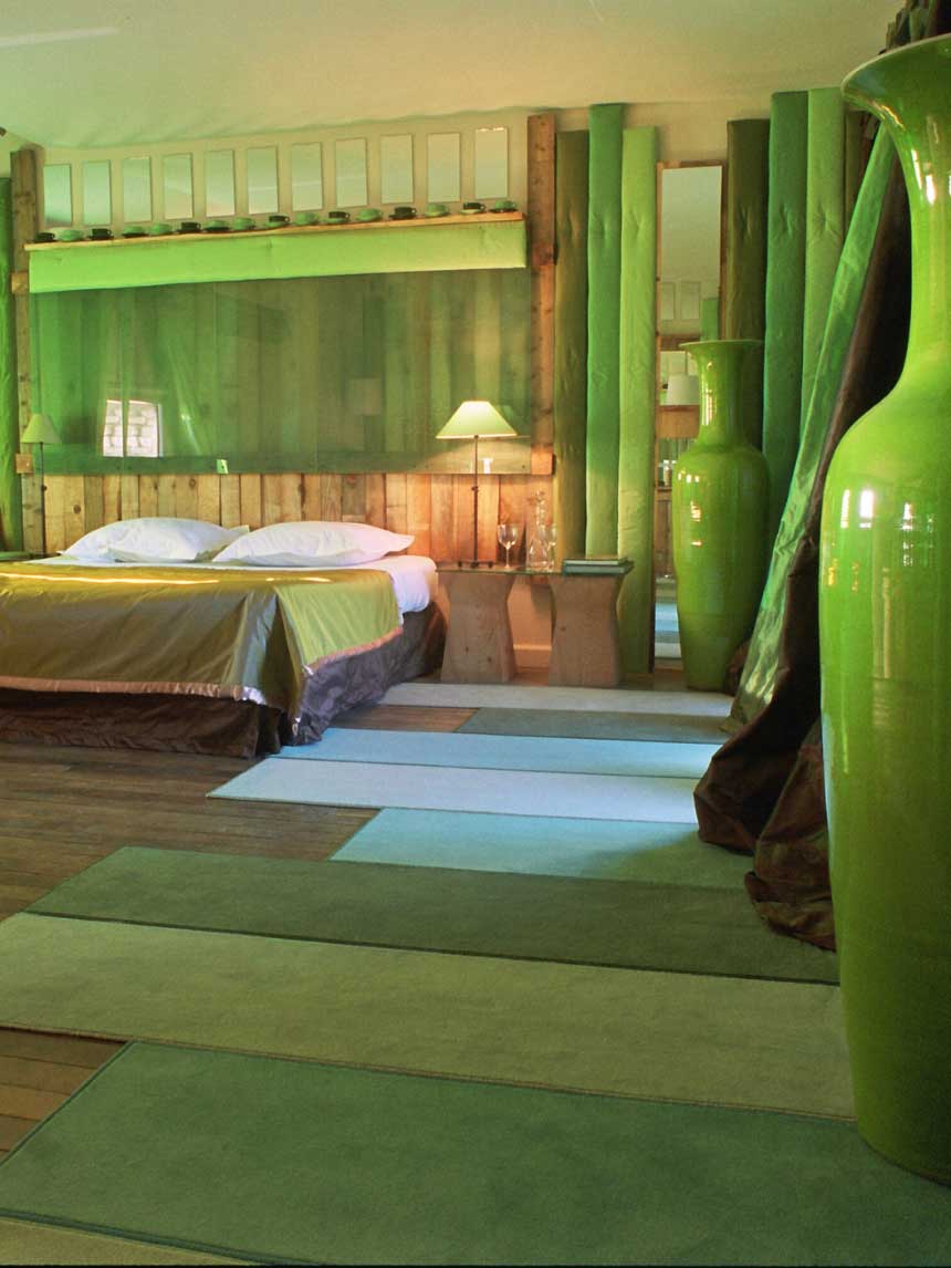 chambre verte avec grands pots pour se reposer pendant des vacances près d'Alès