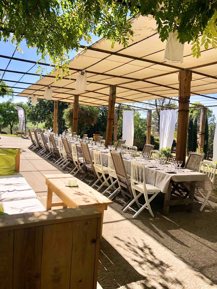Terrasse pour diner ou dejeuner d'affaire dans le Gard près de Nîmes