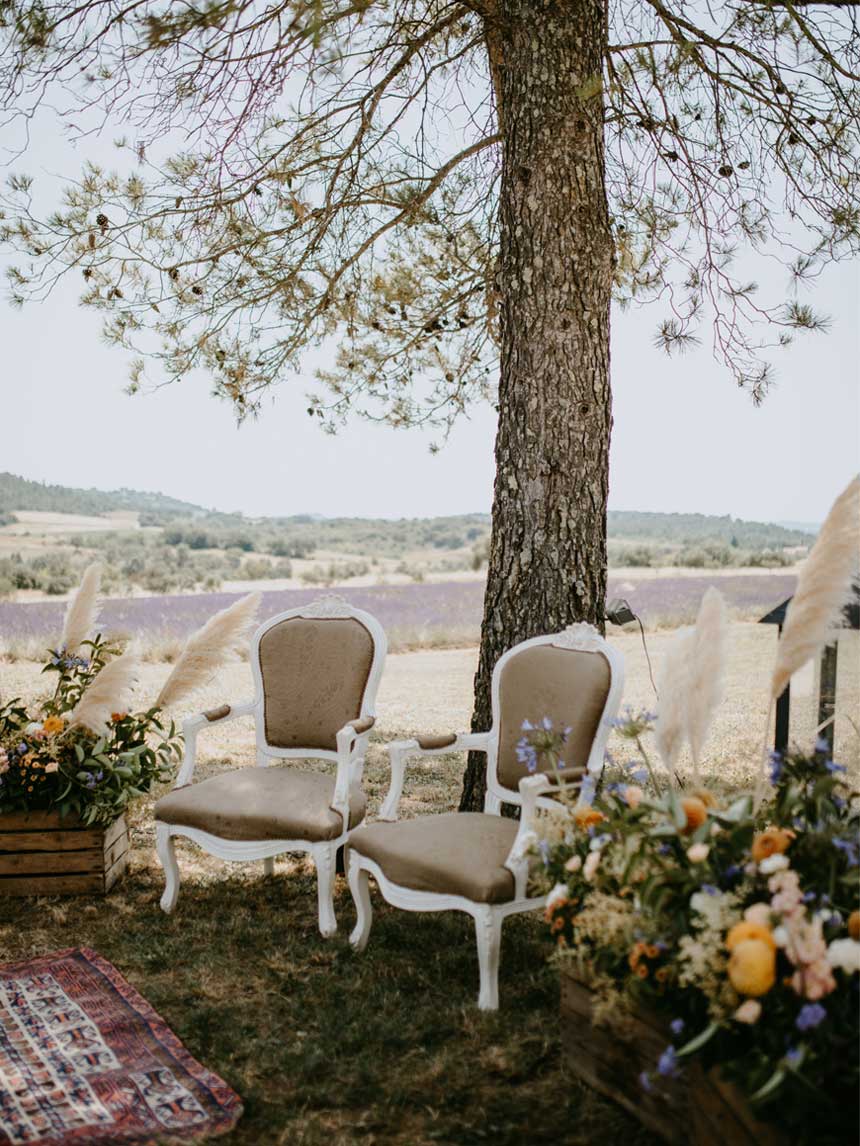 deux fauteuils avec champ de lavande en arrière planpour un mariage de reve près d'alès dans les cevennes