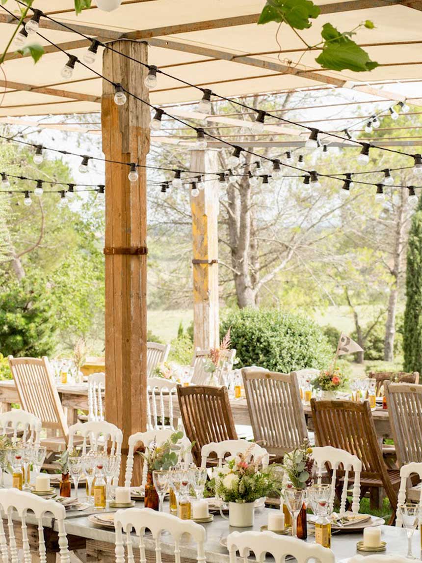 terrasse équipée pour repas de mariage dans le gard au comptoir saint hilaire