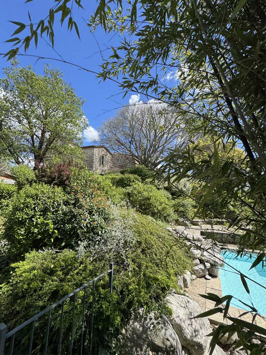 Vue du comptoir saint hilaire avec la piscine pour un mariage réussi dans les cevennes