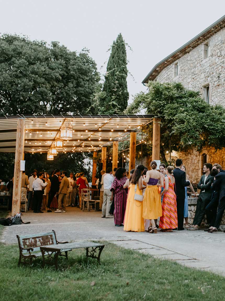 Apéritif avant soirée mariage sur la terrasse du comptoir saint hilaire près de nîmes dans le gard