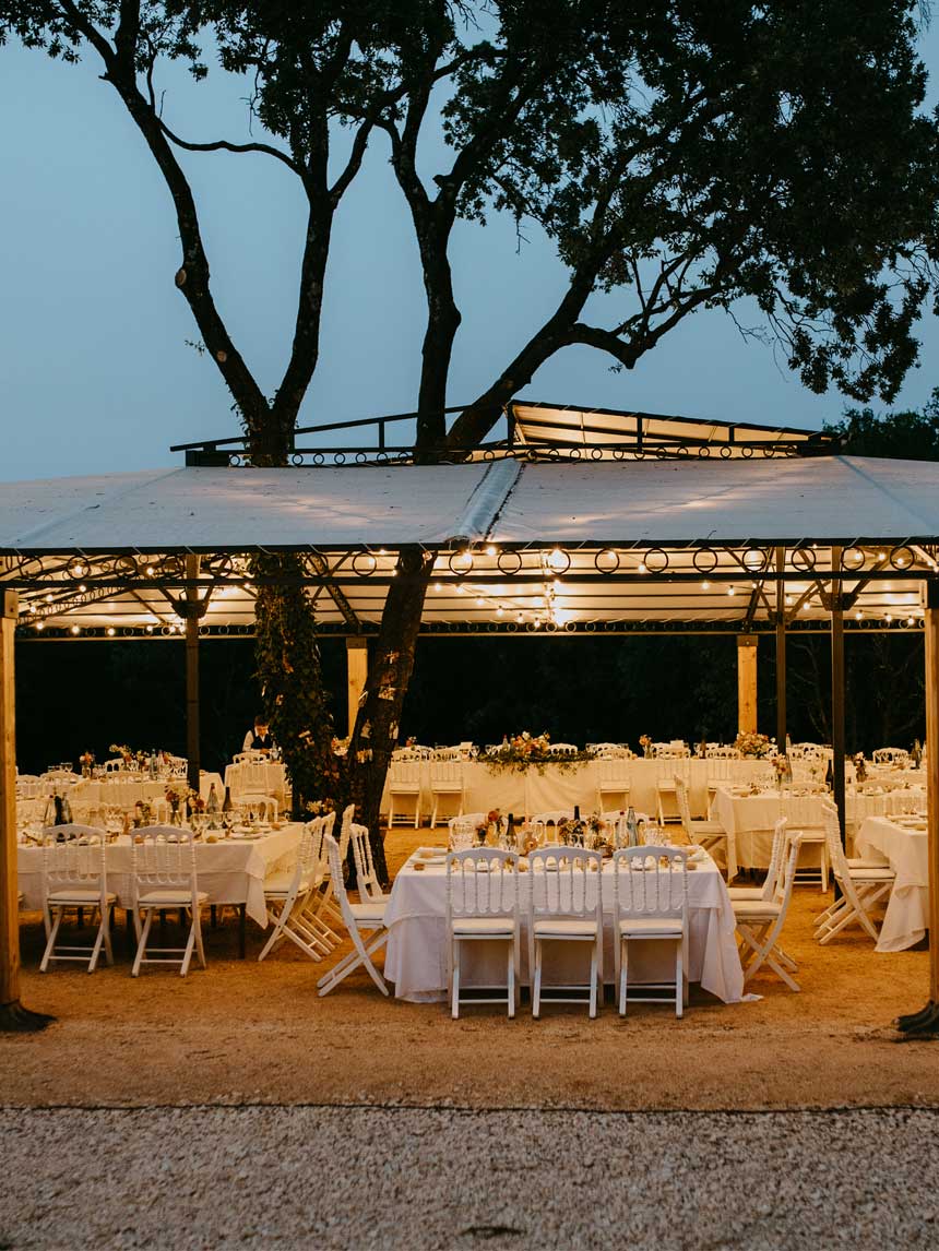 soirée mariage sous la grande pergola du comptoir saint hilaire près de nîmes dans le gard