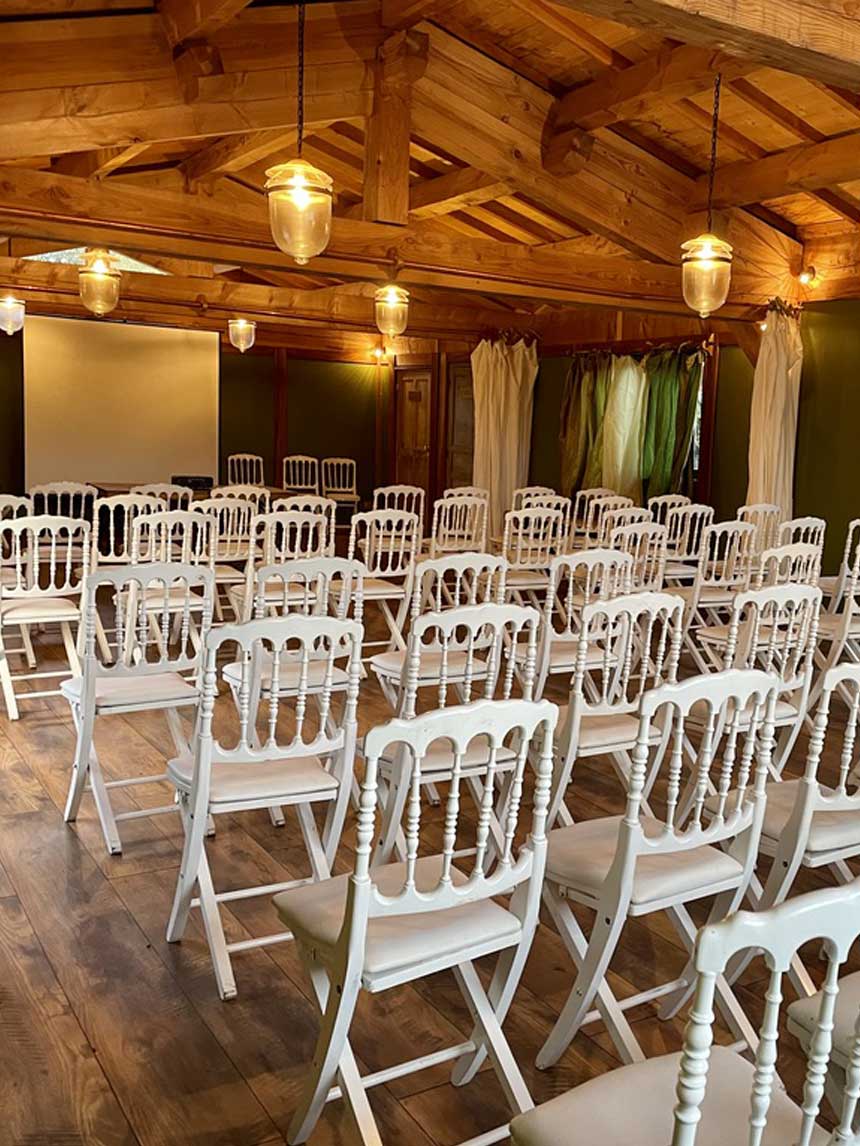 salle réunion tout en bois avec poutre apparente en mode conférence près d'alès dans les cevennes