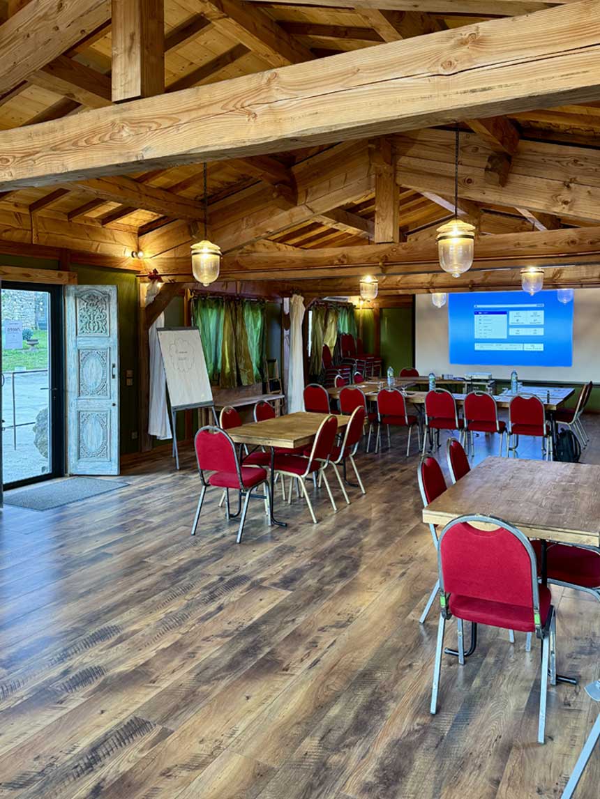 salle réunion tout en bois avec poutre apparente en mode petit groupes de travail près de nimes dans le gard