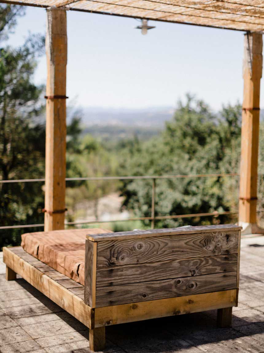 magnifique terrasse avec bains de soleil dans les gard avec vue imprenable sur les cevennes