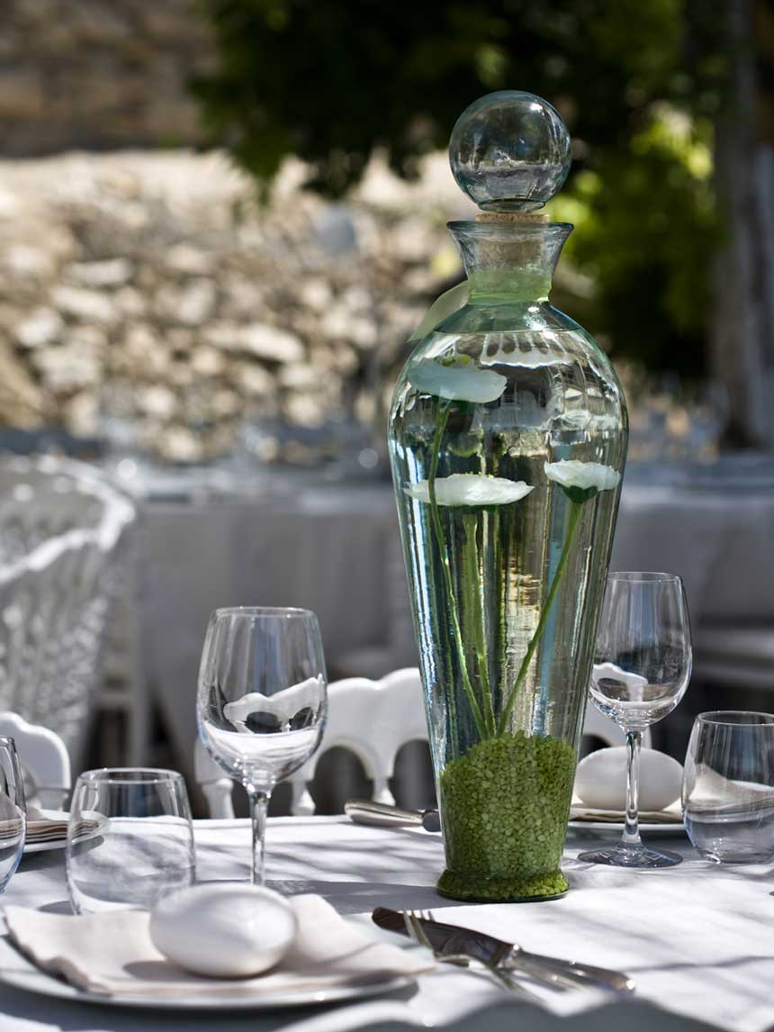 détail d'un repas d'entreprise sur la grande terrasse du comptoir saint hilaire dans les cevennes