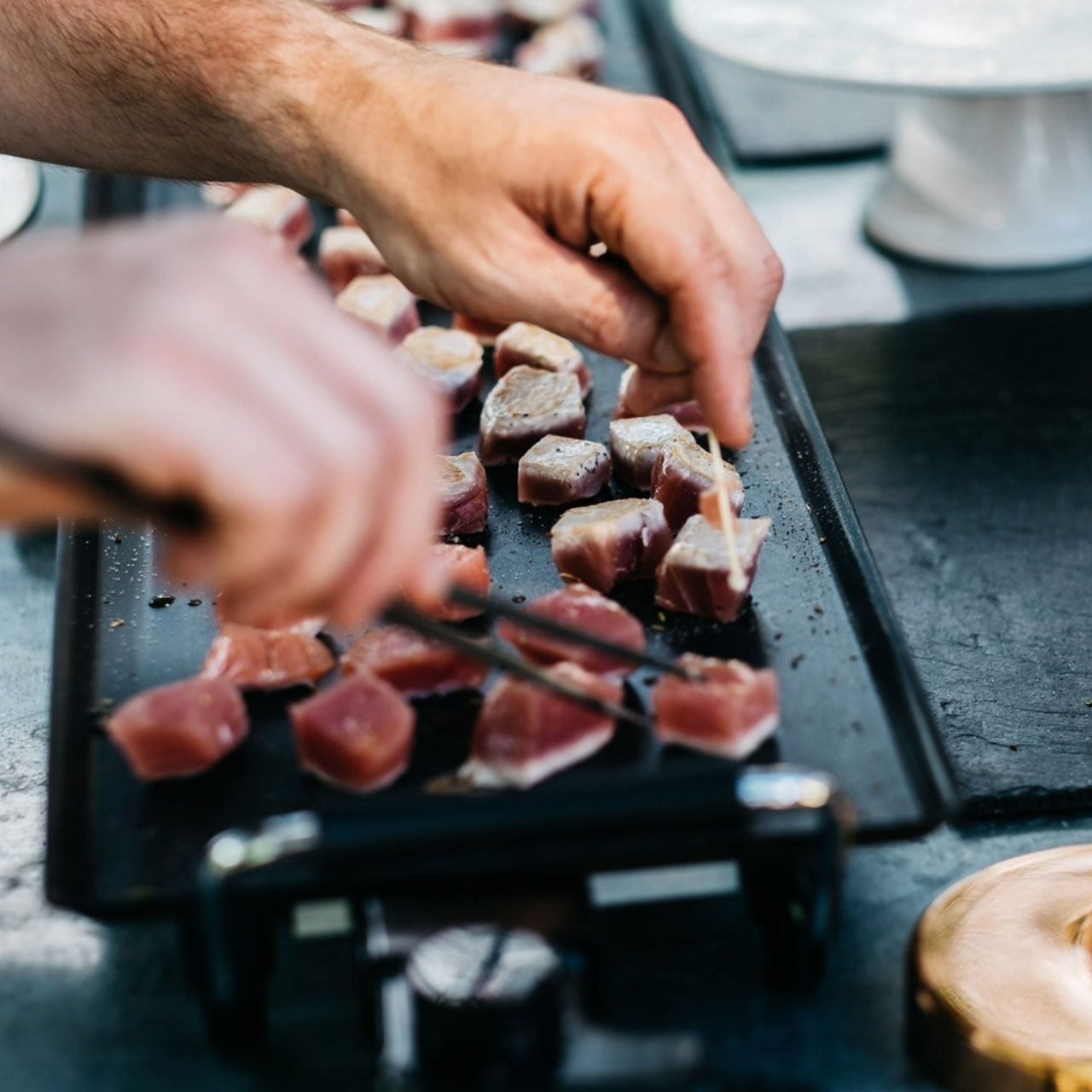 Plancha de thon pour service de cuisinier à domicile au pied des cevennes en provence