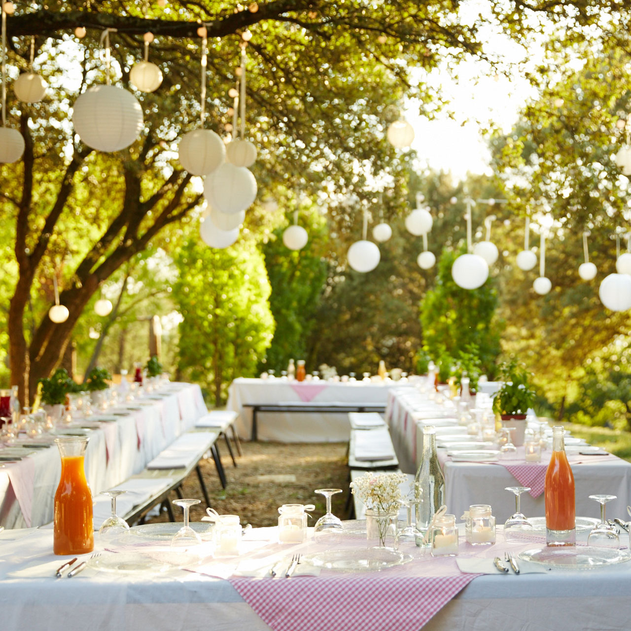 table en U dressée pour invités mariage cevennes