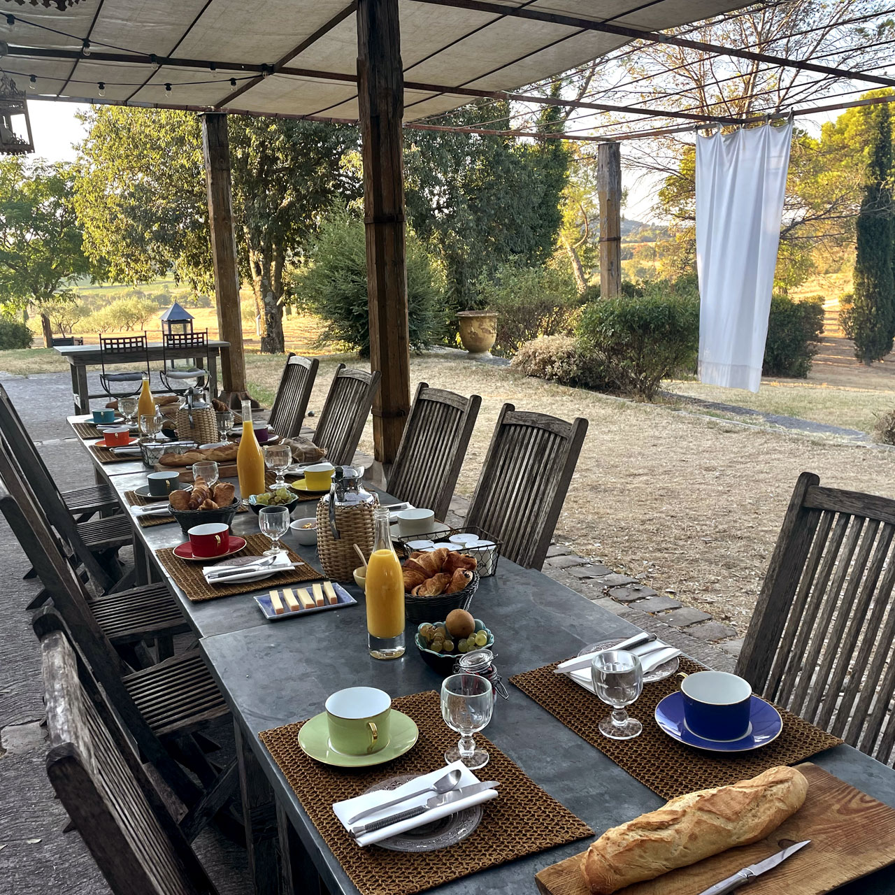 terrasse acec table et petit déjeuner vue sur les cevennes