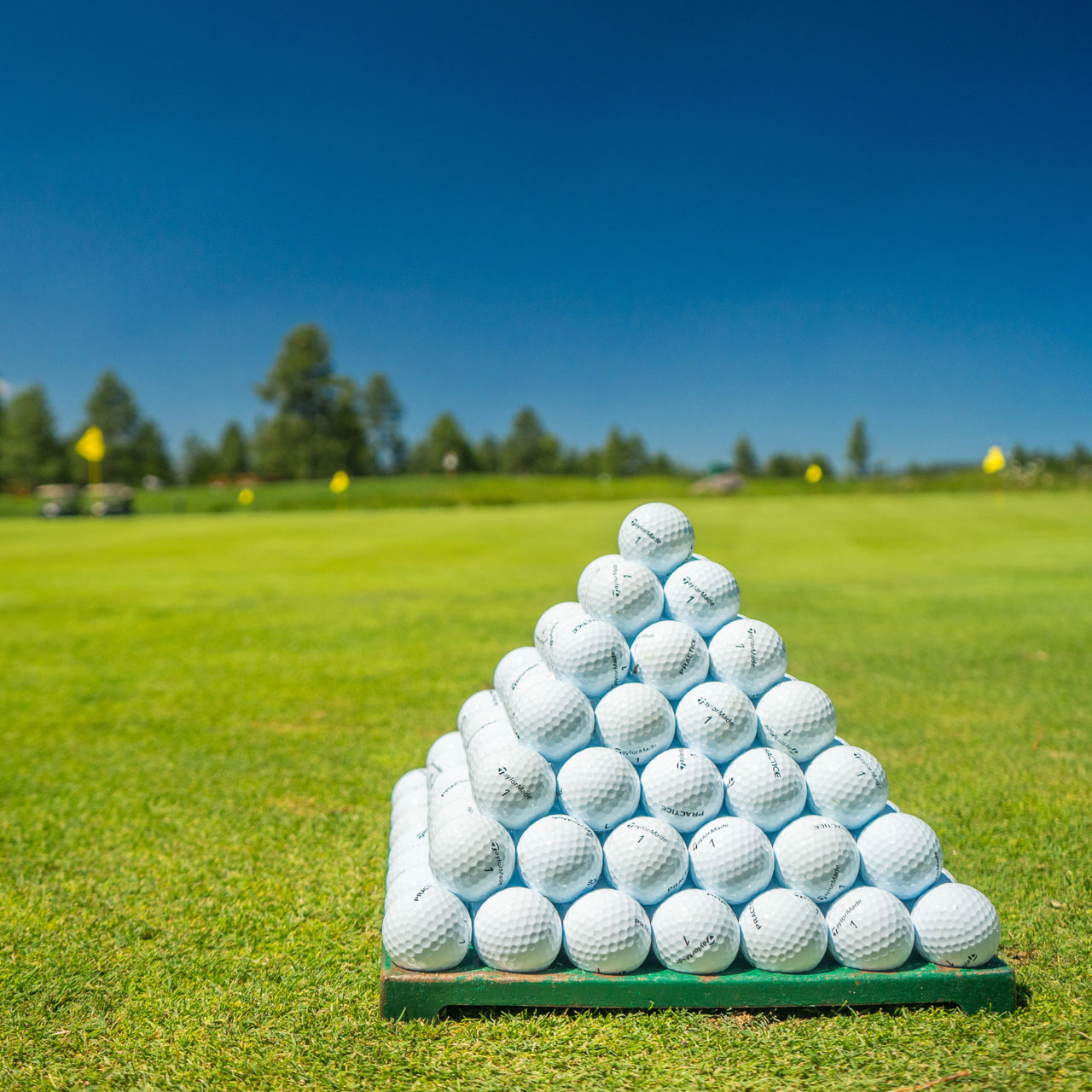 pyramide de balle de golf à taper lors d'un évènement professionnel au pied des cevennes