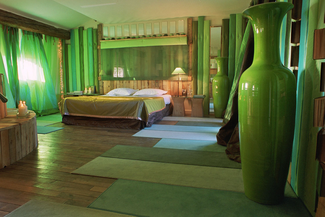 Grande chambre luminosité verte avec vases géants. Parfait pour bon repos lors d'évènements privés