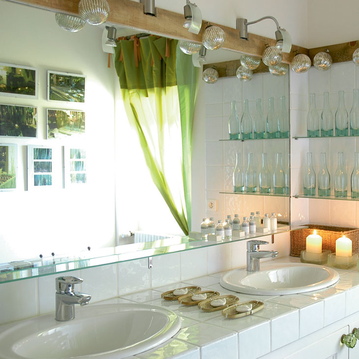 Salle de bain double vasque avec mirroir pour se préparer à son diner de gala