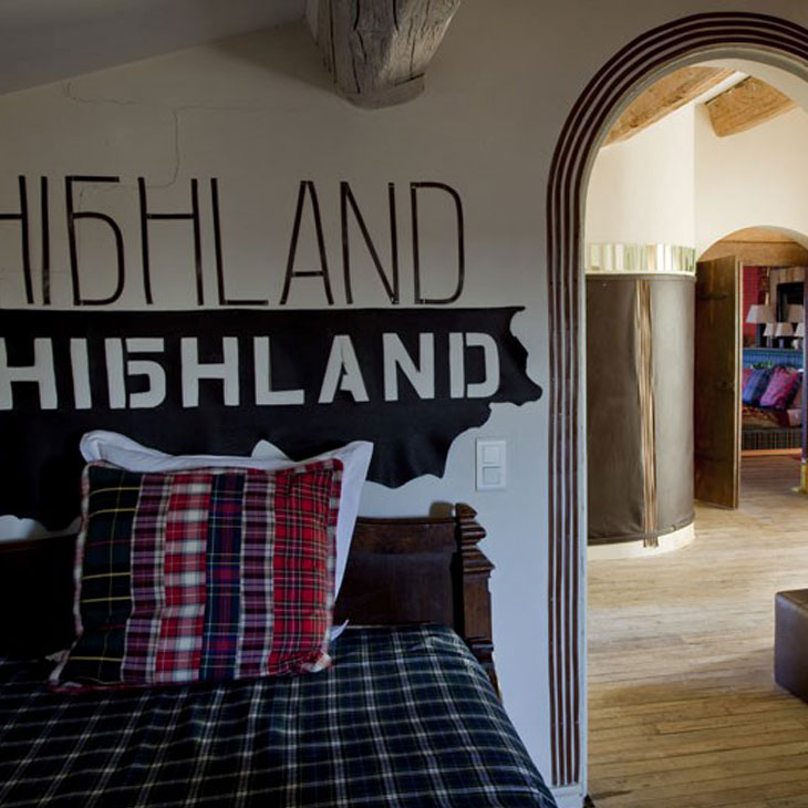 Détail chambre motif eccossais pour vacances avec enfants