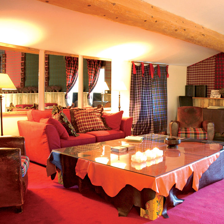 Salon avec canapé décoration motif eccossais pour vacances grande famille