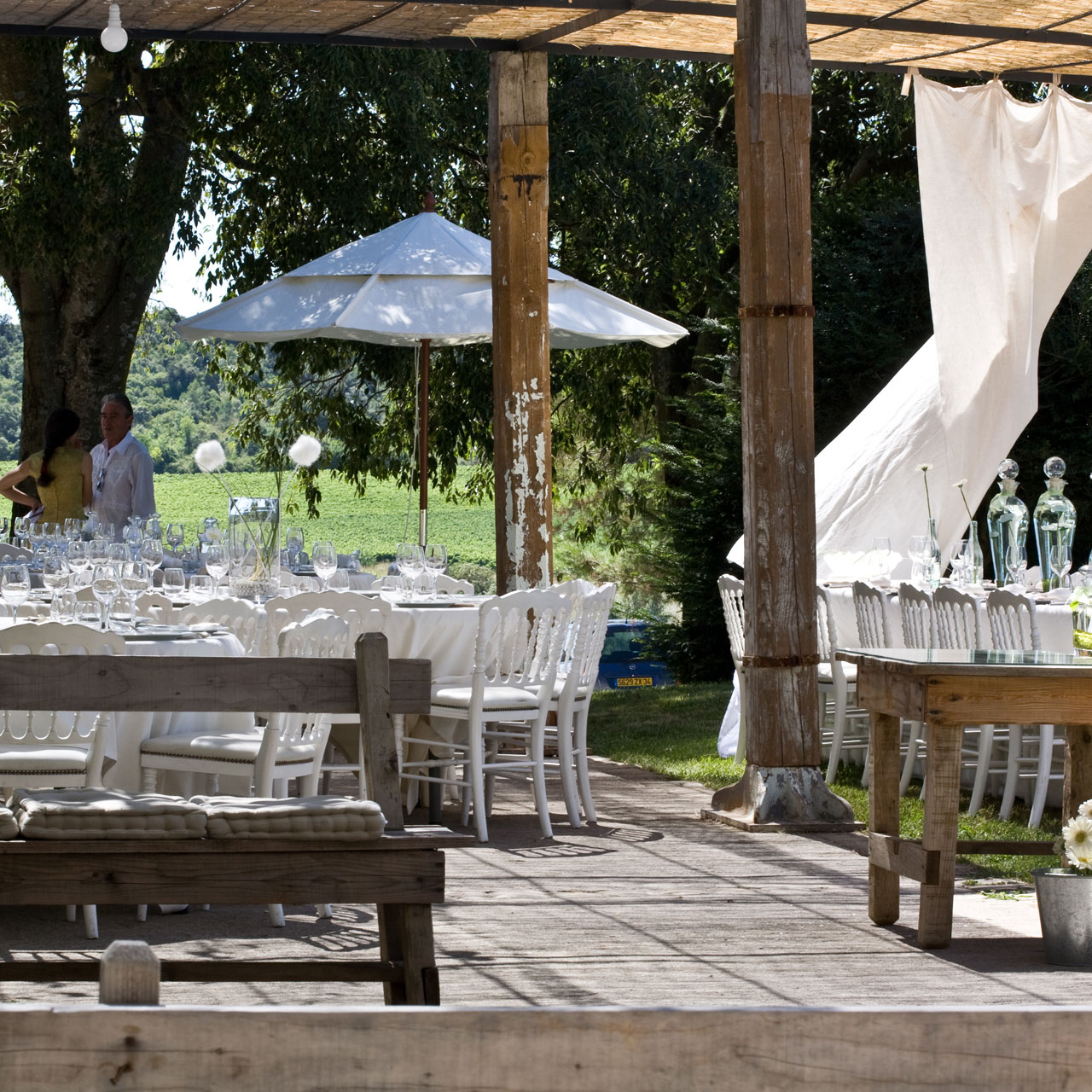 terrasse avec bancs et chaise pour réception évènements privés