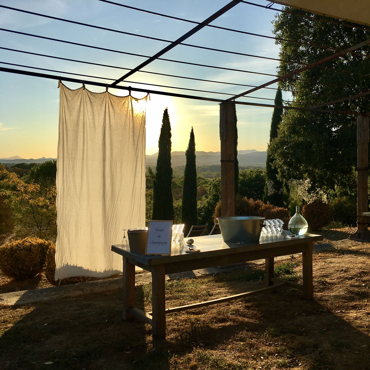 bar à champagne et coucher de soleil mariage romantique en provence