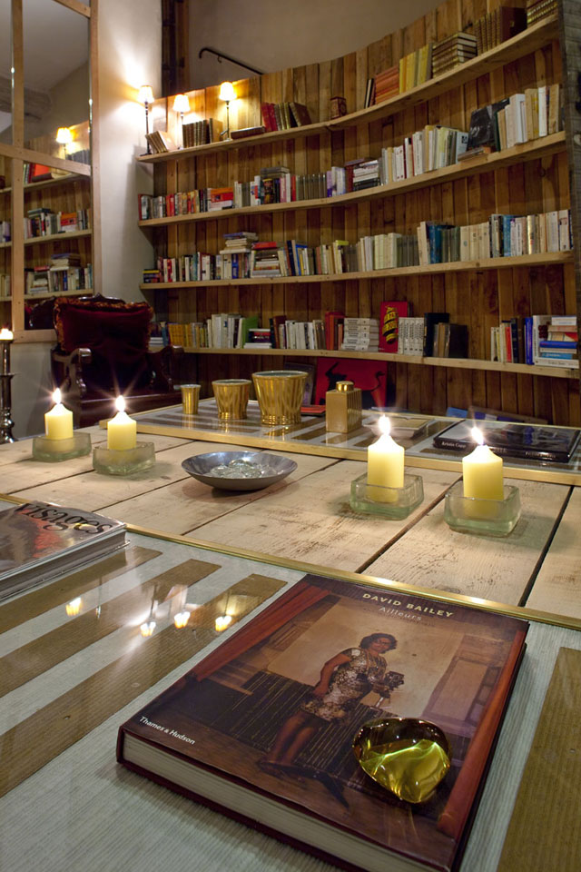 Détail intérieur salon bibliothèque avec livres sur les étagères pour vacances culturelles en Provence