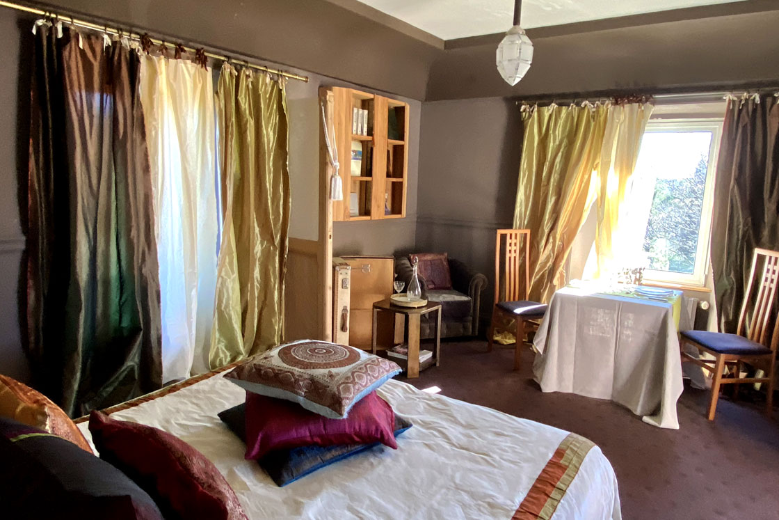 Chambre lumineuse avec lit , table et chaises. Idéale après une journée de formation en Provence