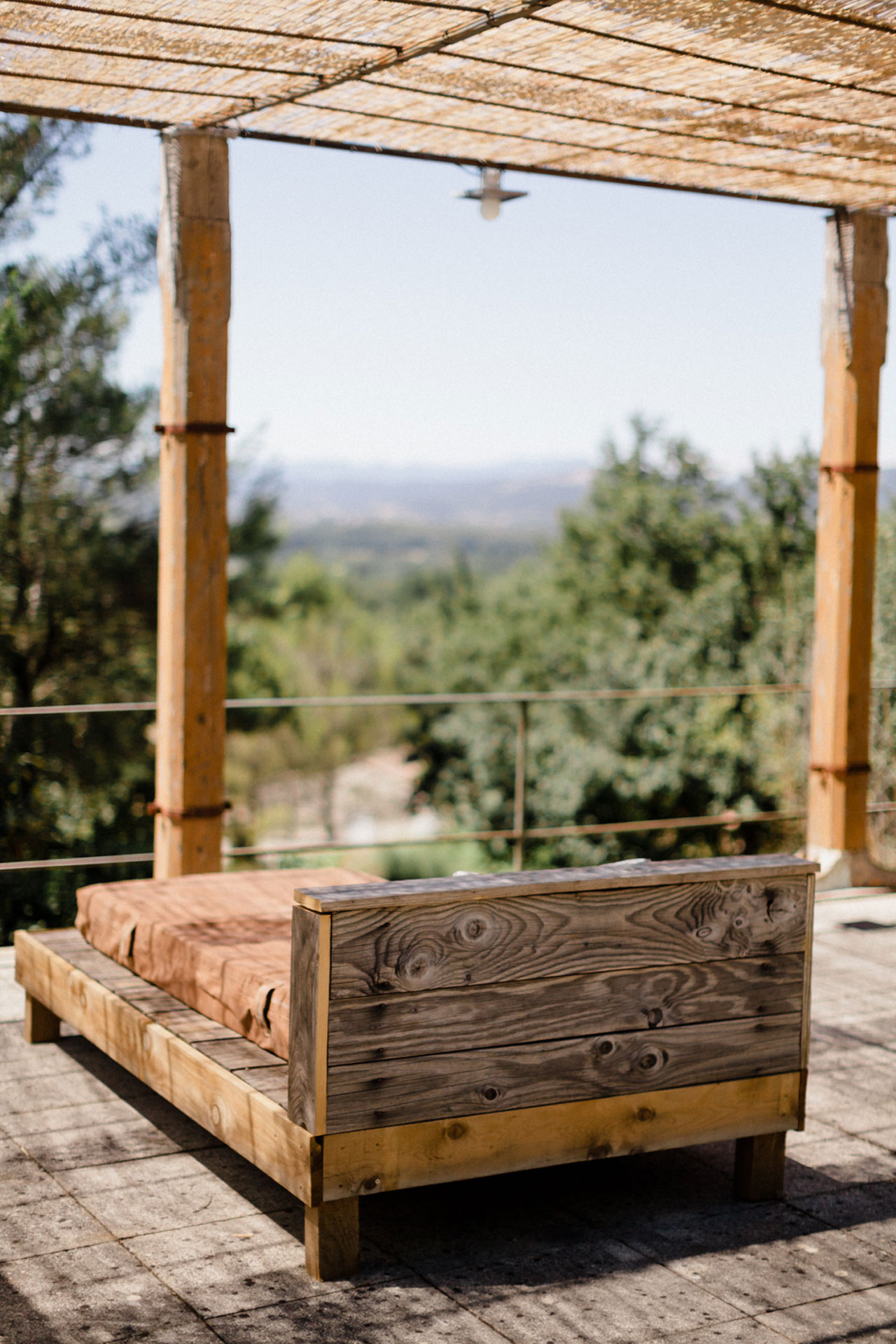 Transat bois vacances sur belle terrasse extérieure vue sur les Cévennes