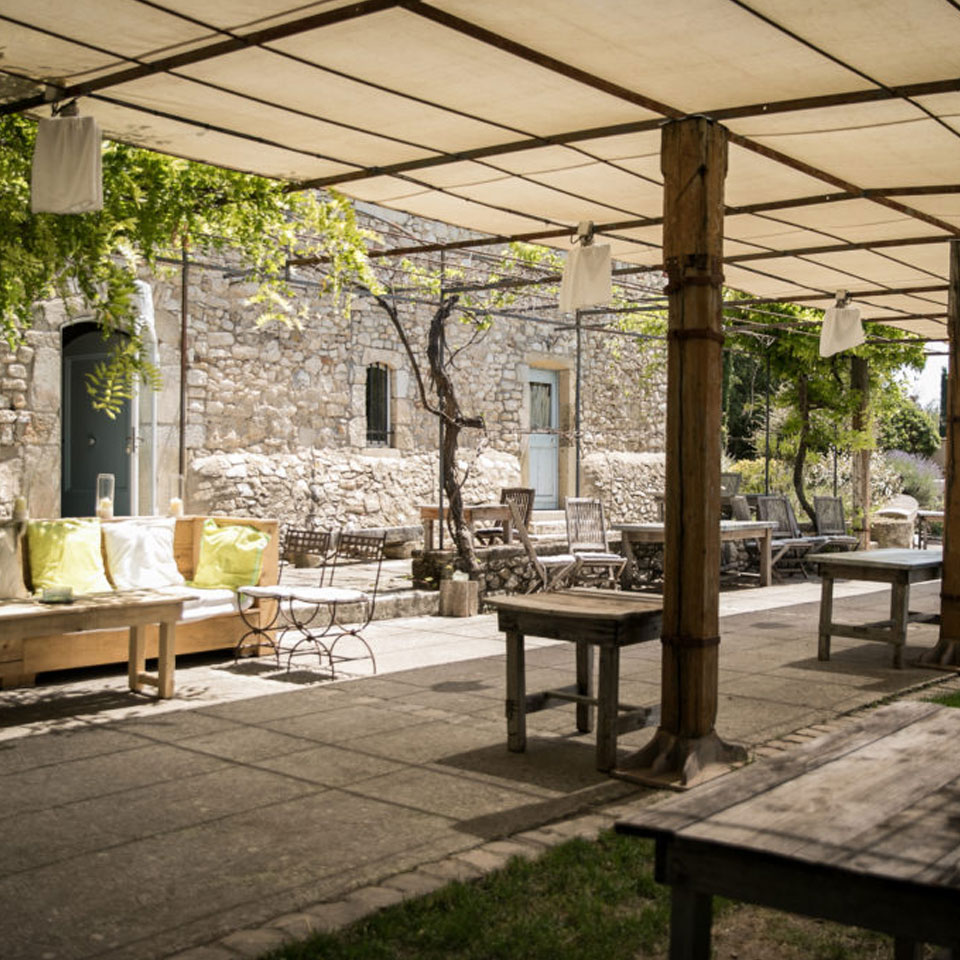 Grande terrasse extérieure idéale pour réception et séminaires ou vacances en provence