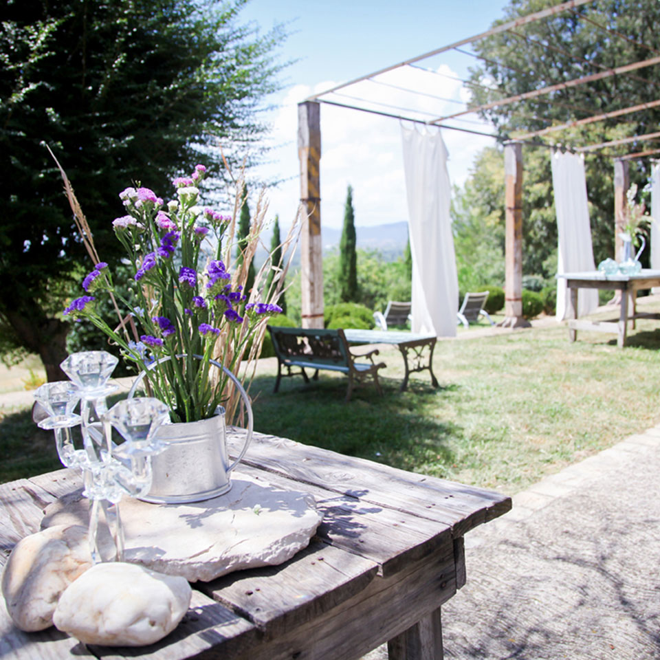 Vue sur les extérieurs, son mobilier et le domaine pour des vacances de rêve en provence