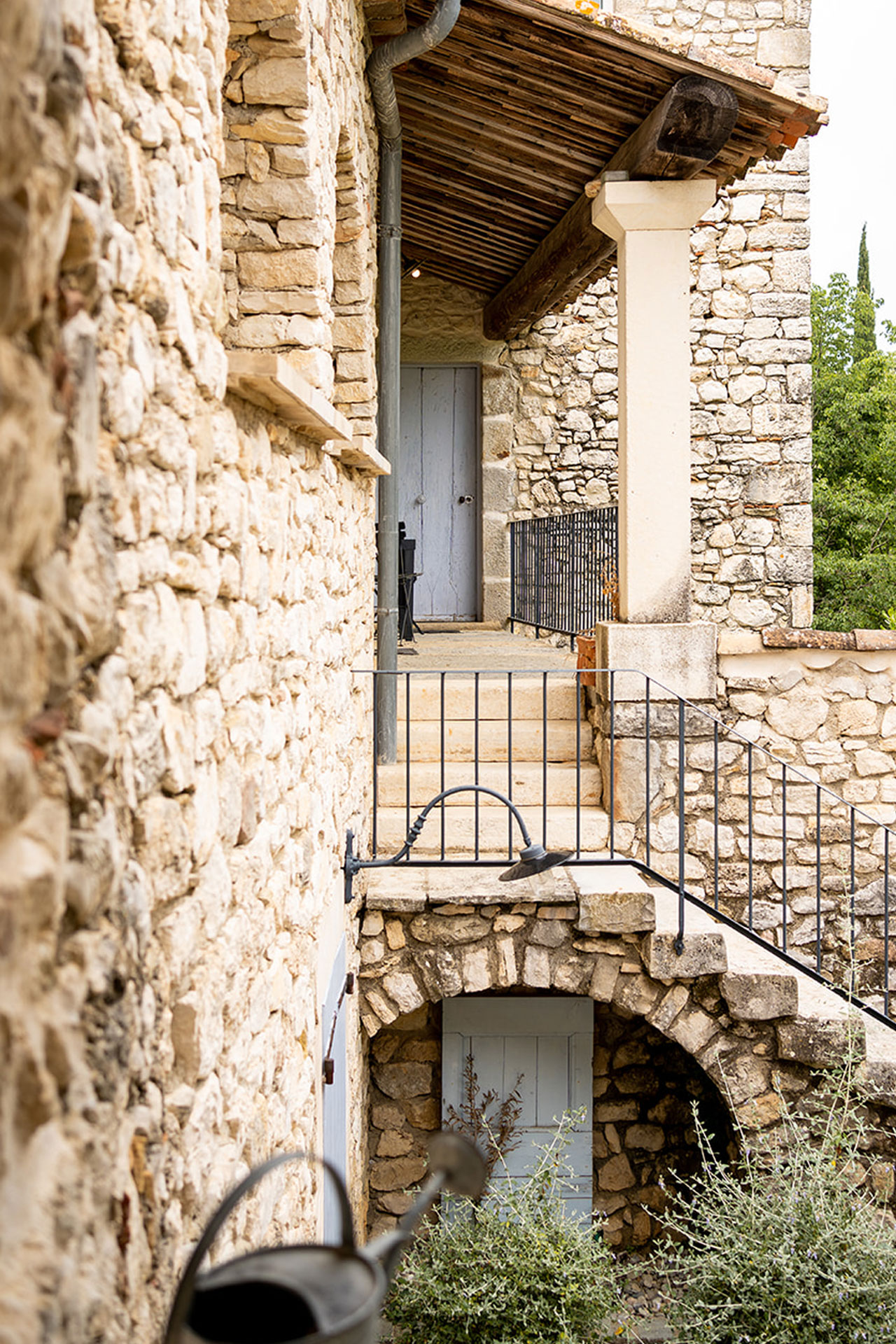 Extérieur chambre terre de feu et sa terrasse rooftop avec vue sur les Cévennes
